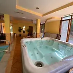 Dorina Wellness Apartman شقة