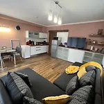 شقة Dorina Wellness Apartman *